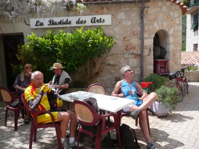 ermaiunpetitcafsurlaplaceduvillagedecastillon.jpg