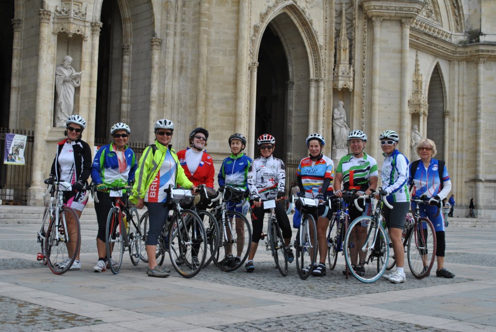 toutesparislacorrzedevantlacathdrale2.jpg