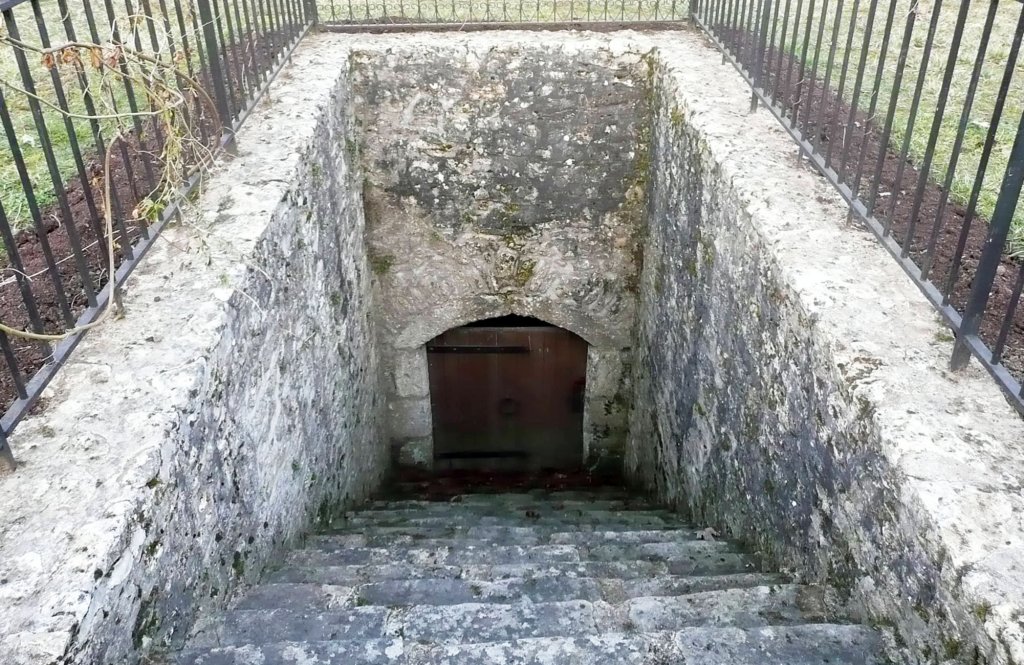 etbiennoncestunecaveolonaccdeparcesmarchesdepierrejenepeuxpasvousdiresiellerenfermedebonnesbouteilleslaportetaitfermeclef.jpg