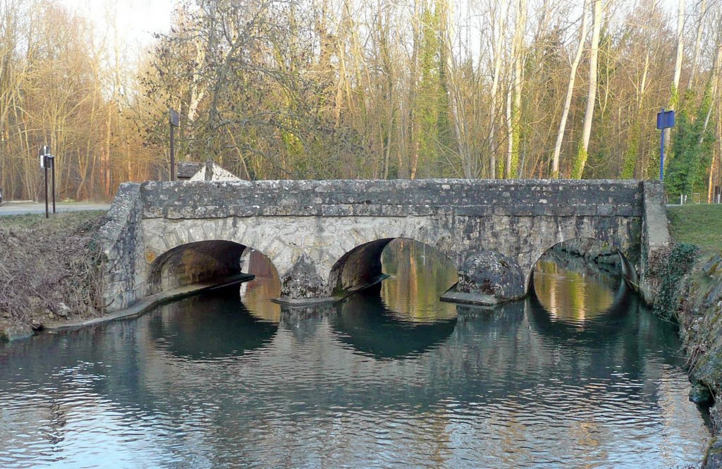 larivirequitraversenotrevillagecestlessonnemaisnotrevillagesetrouvedansledpartementduloiret.jpg