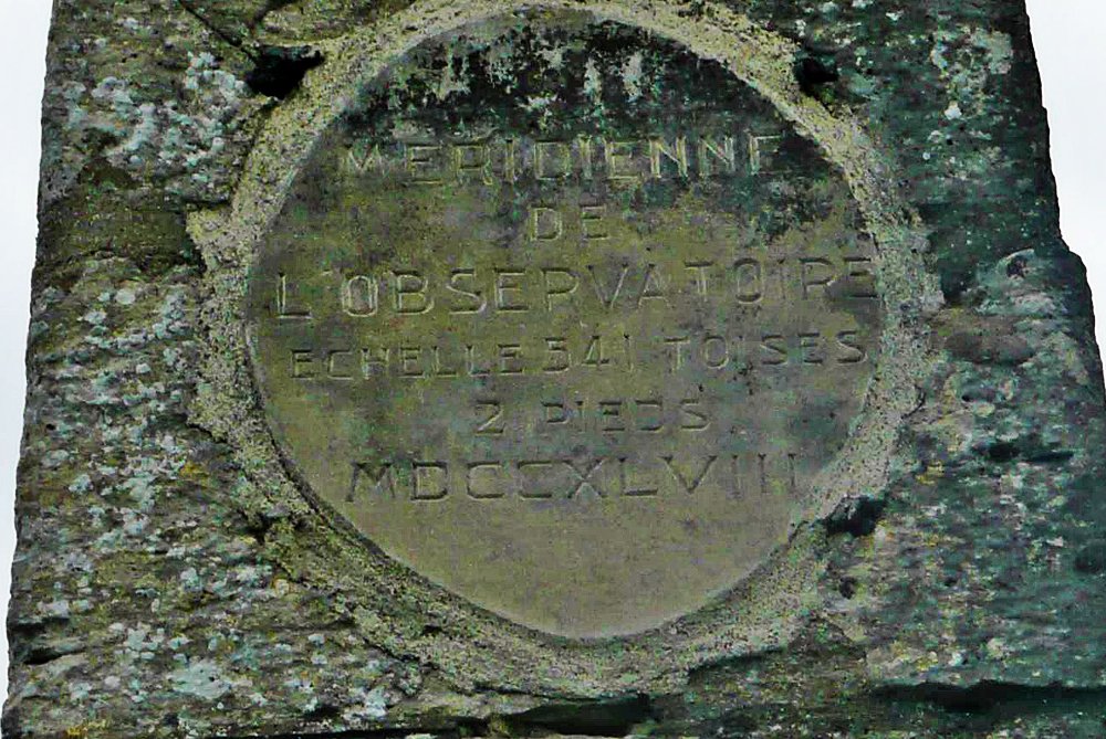 oblisquedepierresurlaquelleestgravecesinformationselleestsituesurletracdumridiendeparis.jpg